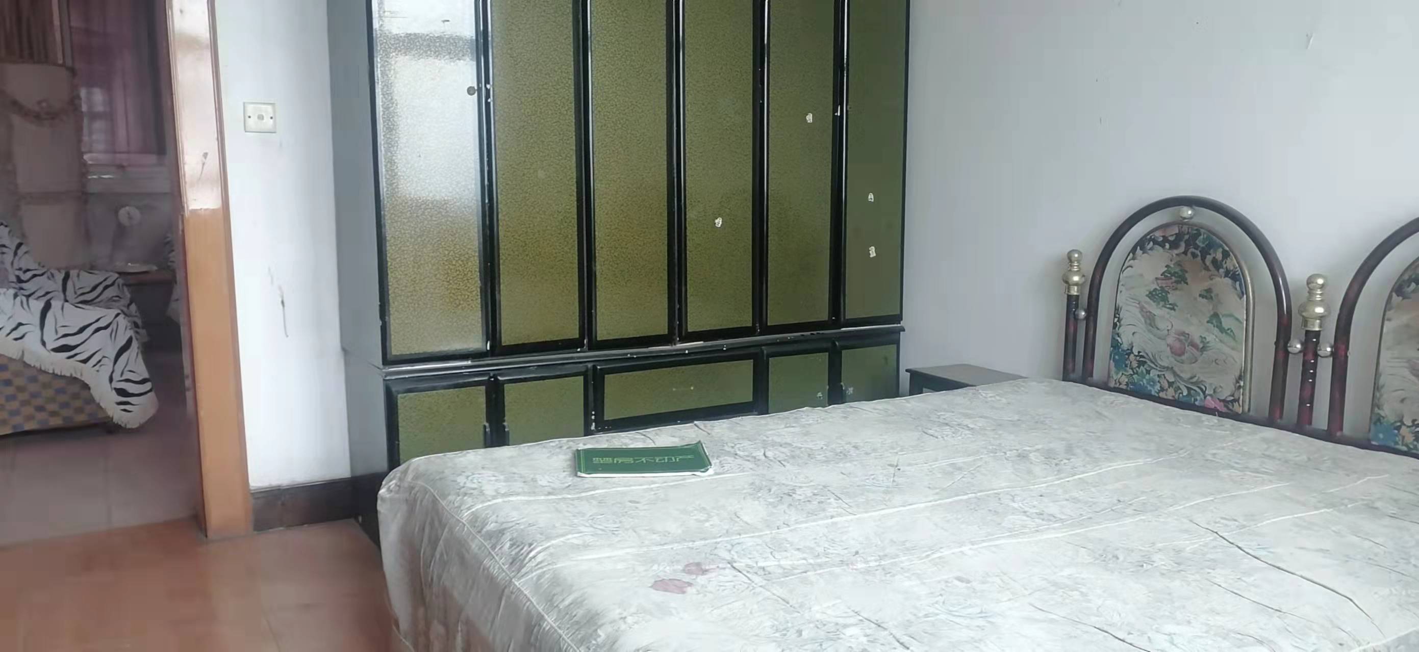 流金岁月旁步梯四楼简装三房出租