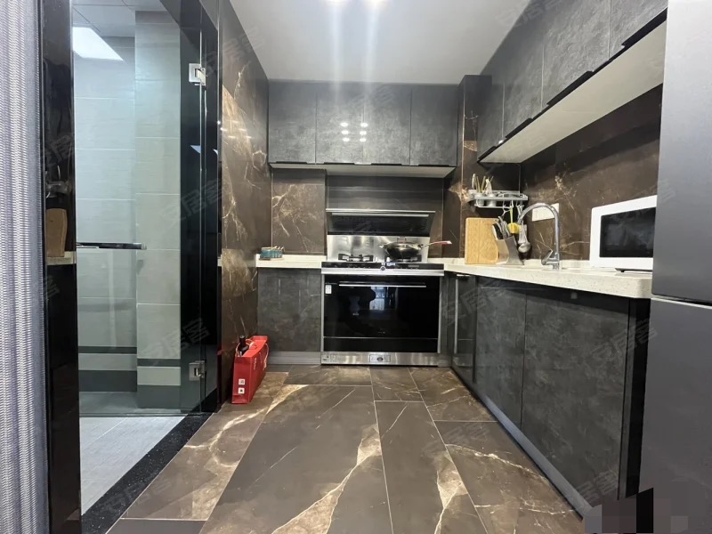 森林国际湖景房，精装三房，单价6000，全屋中央空调，带地暖，证满二