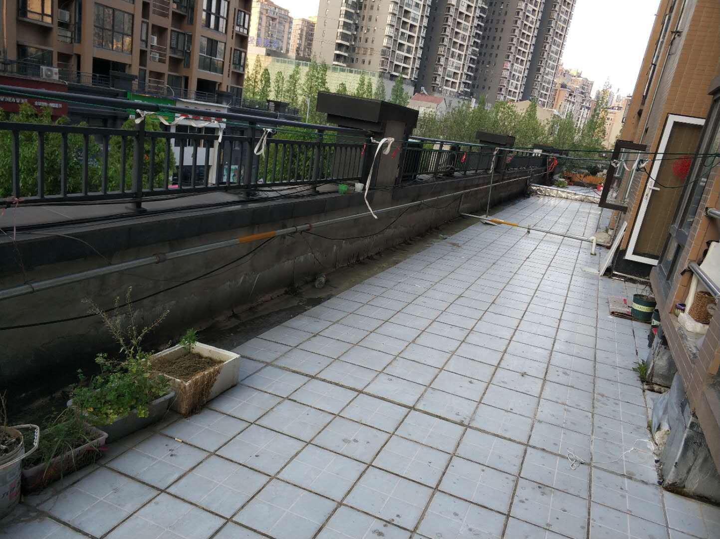 城南，沔阳公馆，带露台，小高层1梯2户，精装三房，全屋品牌家私家电，证满二