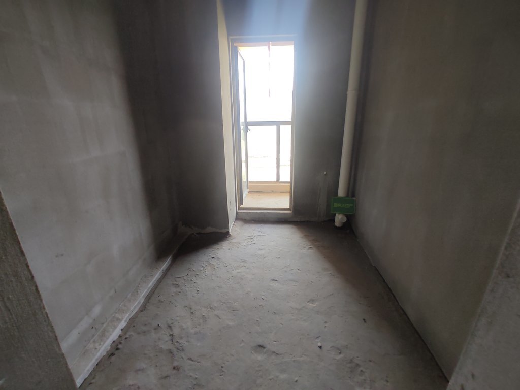 御湖世家毛坯大三房还送车位南北通透看房方便學笑就在旁边