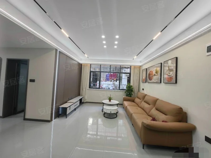 环球钟心旁， 一楼带院子，银鑫小区， 精装三房两厅两卫 ，养老陪读， 证满二 ，手付1万