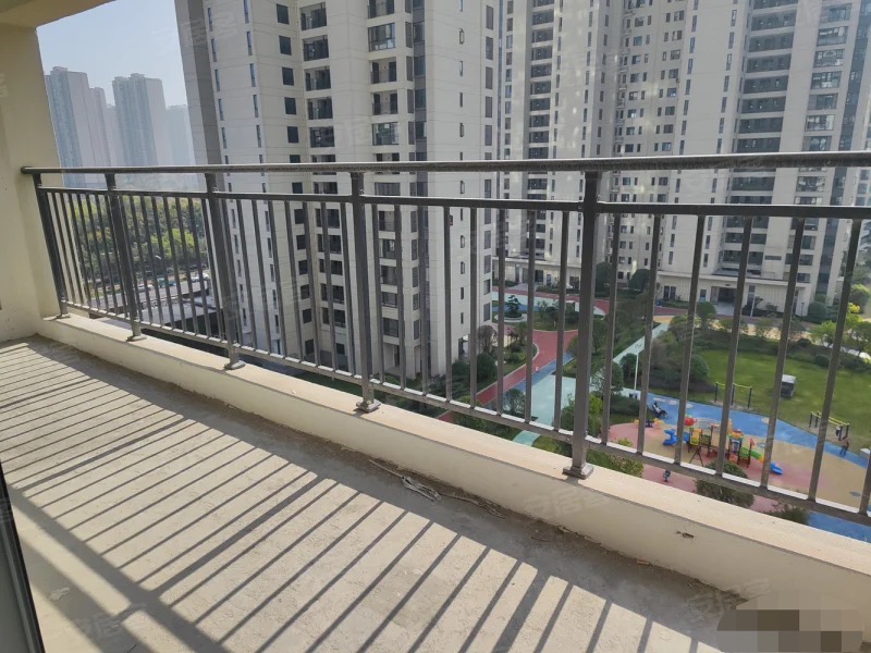 城南，蓝天花园，边户，大阳台，好楼层 8楼，小区人车分流，开阔楼间距，视野好