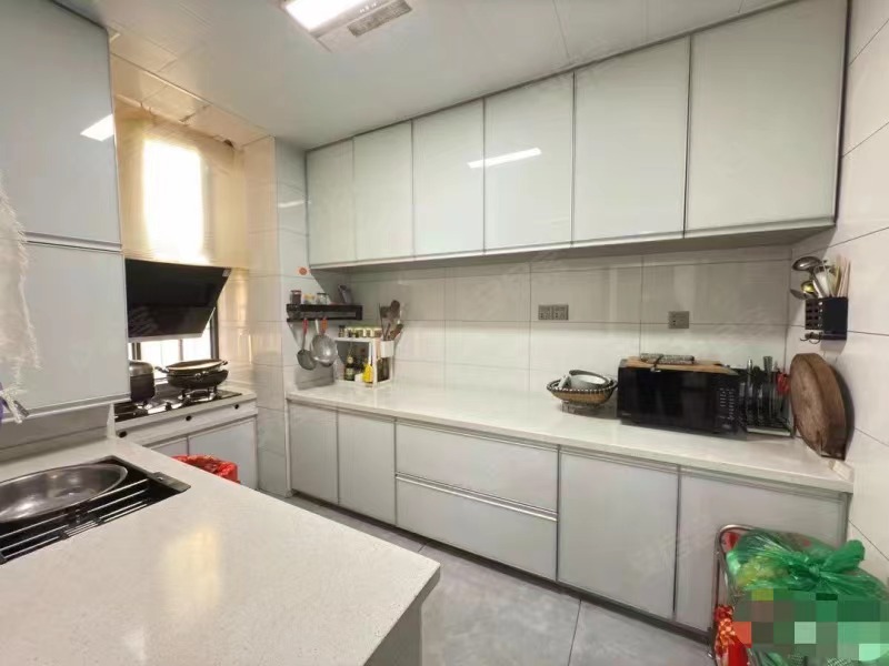 264.，车站附近，复州花园旁，精装三房，好楼层步梯2楼，9.9成新，有证！