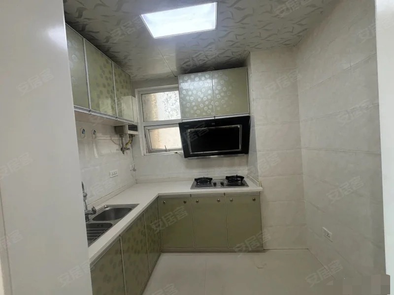 急售，和合国际，精装两房，三开间朝南，带两个卫生间，中间楼层