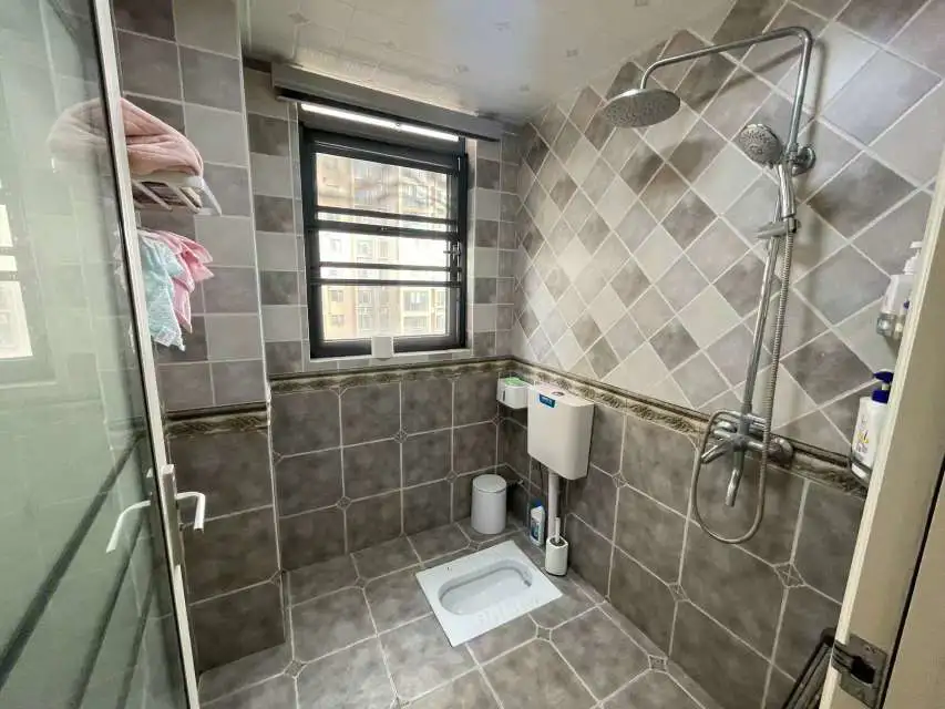 满庭春3室2厅2卫全新精装修中间楼层55万优价出售！