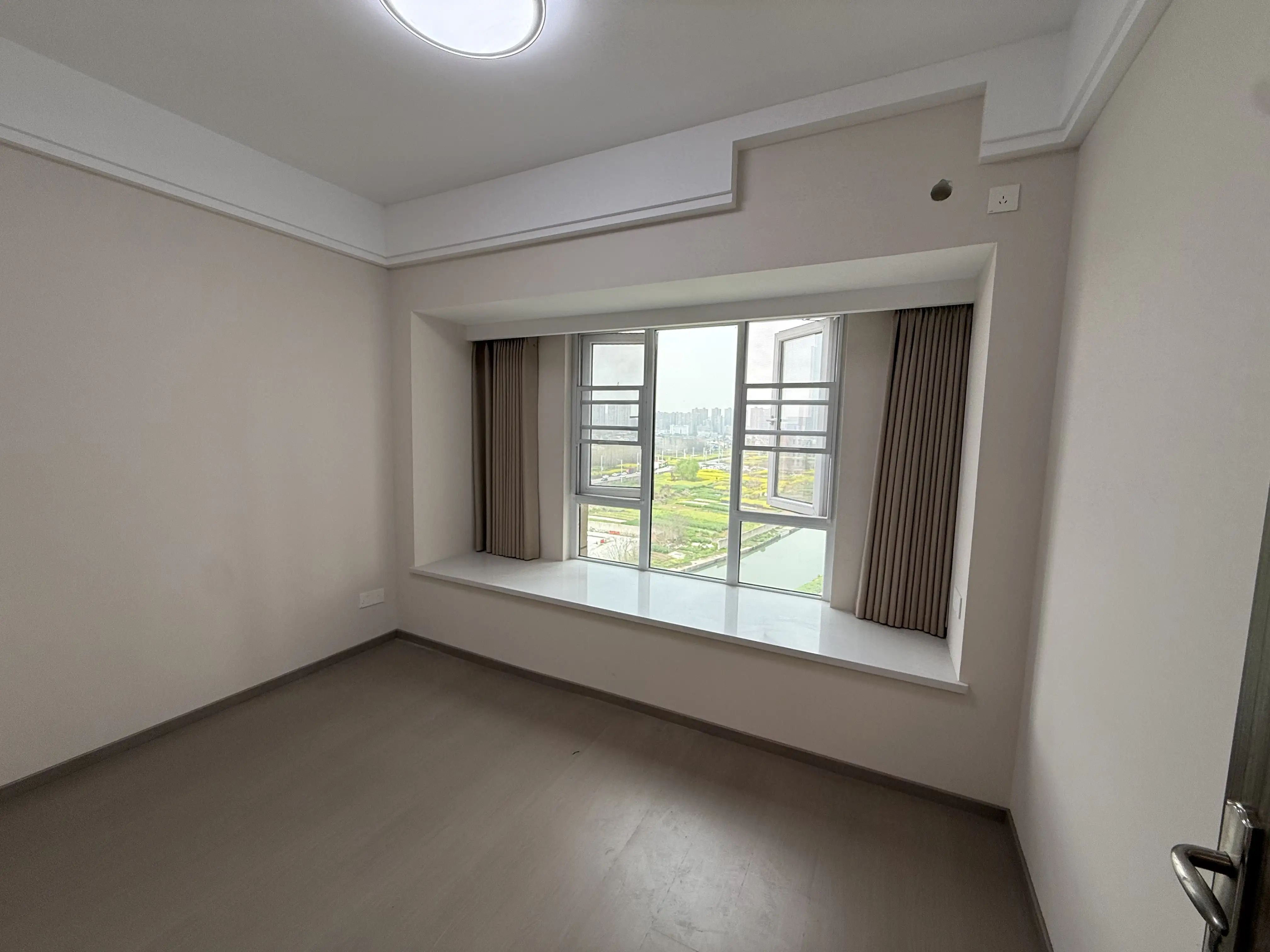 城南，仙桃碧桂园，精装4房2卫，单价5750业主自装，新装修，证满二