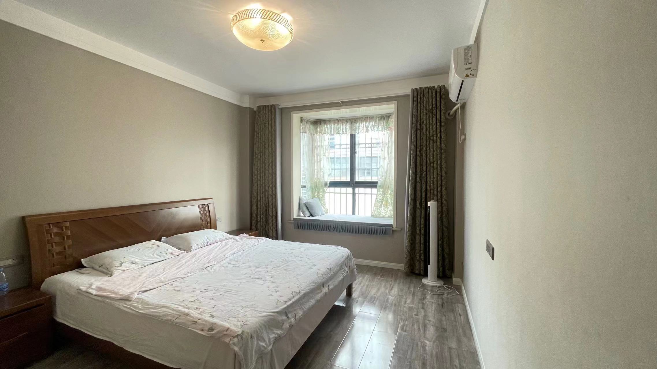 一品苑森林国际北苑对面.精装三房两卫.证件满二.看房方便