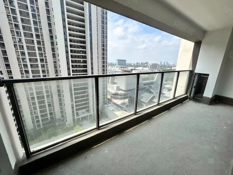 急卖，城南，吾悦广场，现房，毛坯三房两卫，好楼层14楼，房东包满二，单价6000