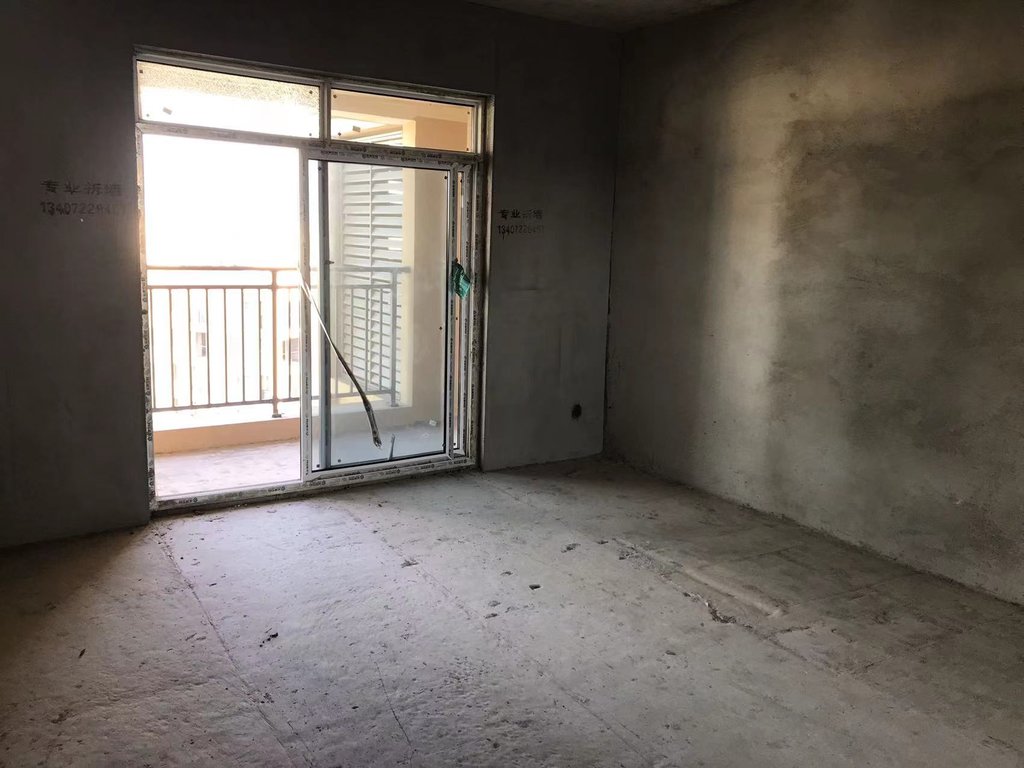 城南，南国明珠，毛坯三房，南北通透，诚心出售