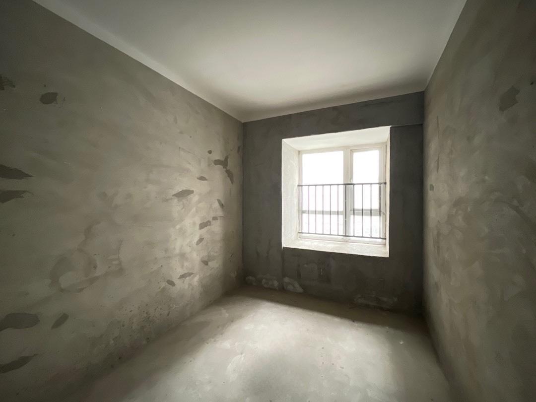 森林国际城带超大露台4房毛坯房！