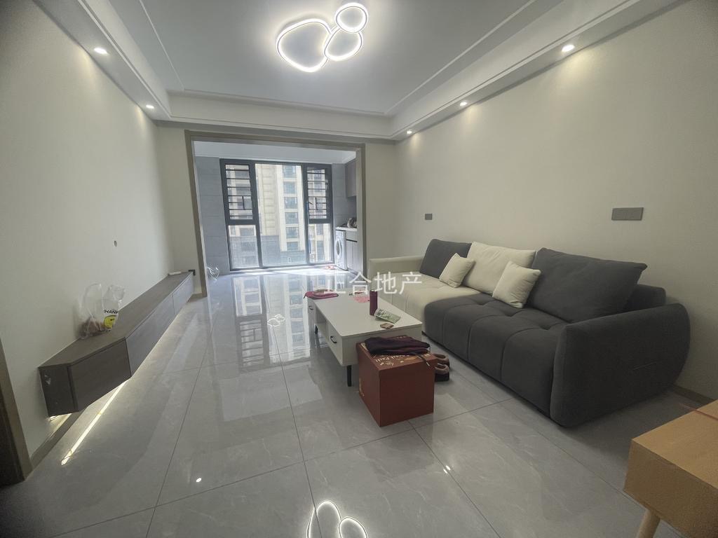 吾悦旁，蓝天新城。人车分流小区 ，精装三房，9.9成新，基本未住  电梯好楼层 证满二