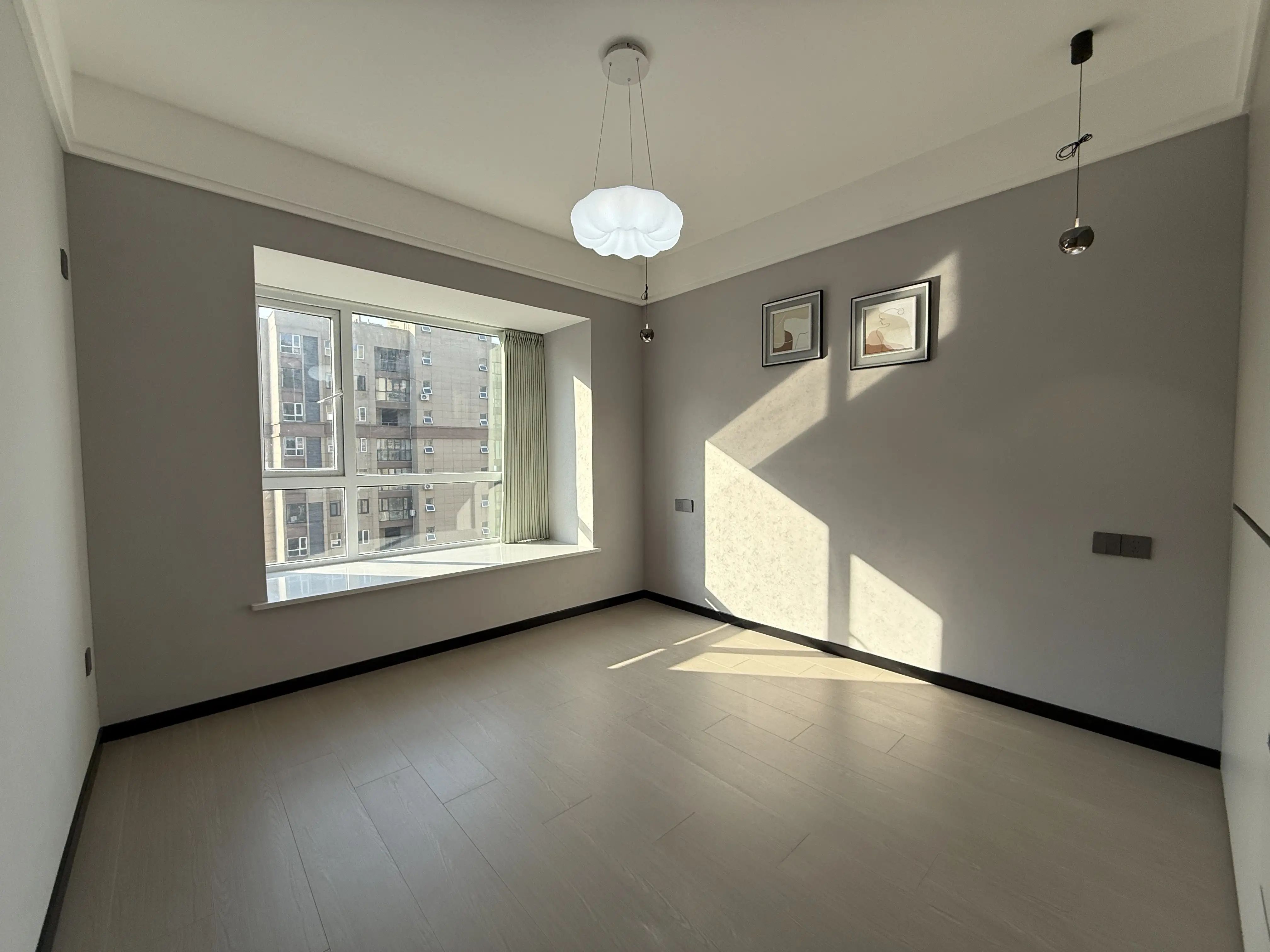 城南，元泰未来城B2区。全新装修，精装三房二卫，湖景房，中间好楼层，