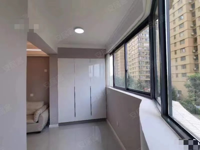 降价了，房东急售，颐和公馆，​奶油风，全新品牌装修，精装两房，证满二