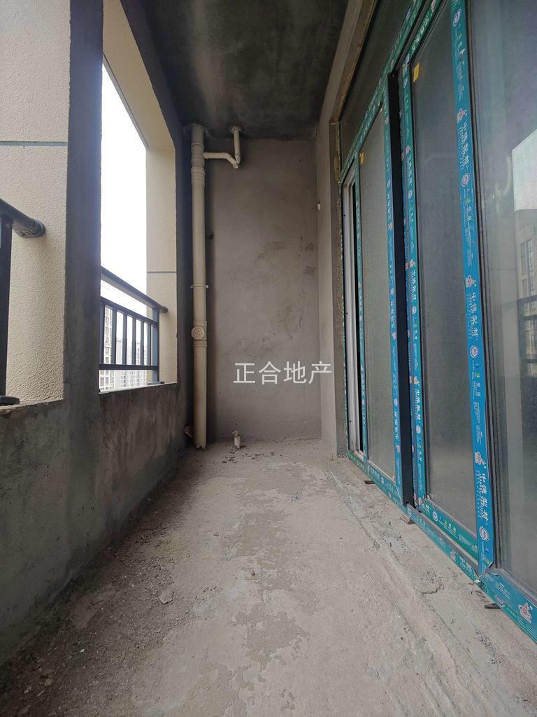 城南，新三中旁，元泰未来城，超大转角阳台，大平层，单价4800，送车位一梯一户,