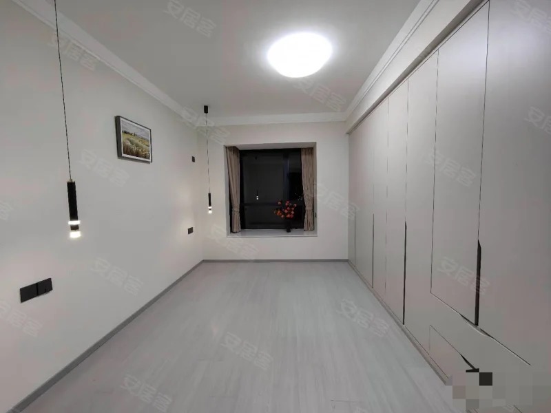 城西，精装大四房，双‬阳台，电梯小高层，全新装修，证满二