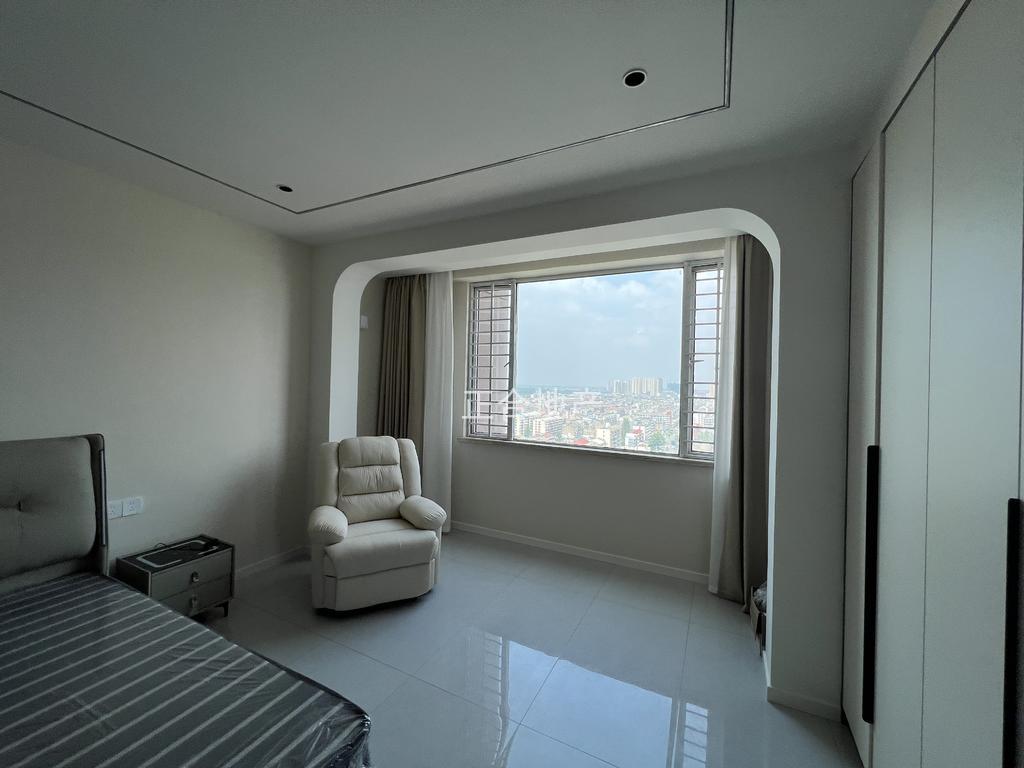 纽芬兰电梯好楼层，精装一室一厅，单身好房，拎包入住，手付1万，成色新，证满二