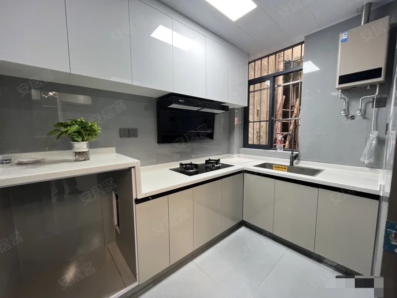 340，业主急售，三中附近，二楼，带大露台全新装修三房两厅，南北通透，拎包入住，