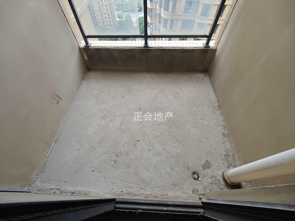 房东亏本出售，御台公馆，单价4700不到，电梯22楼，证满二