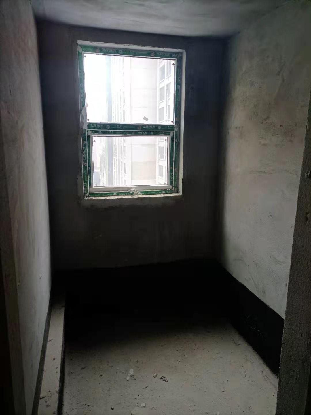 元泰未来城：新三中旁泰未来城毛坯大三房，中间楼层，税都交了，还有20万贷款