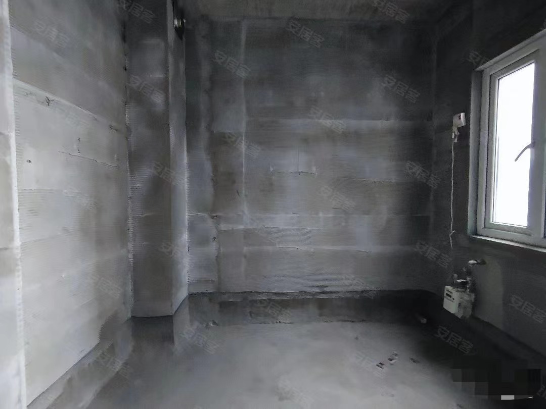 房东直接跟你减1500，碧桂园，1梯1户单价4700，小高层，南北双阳台，证满二