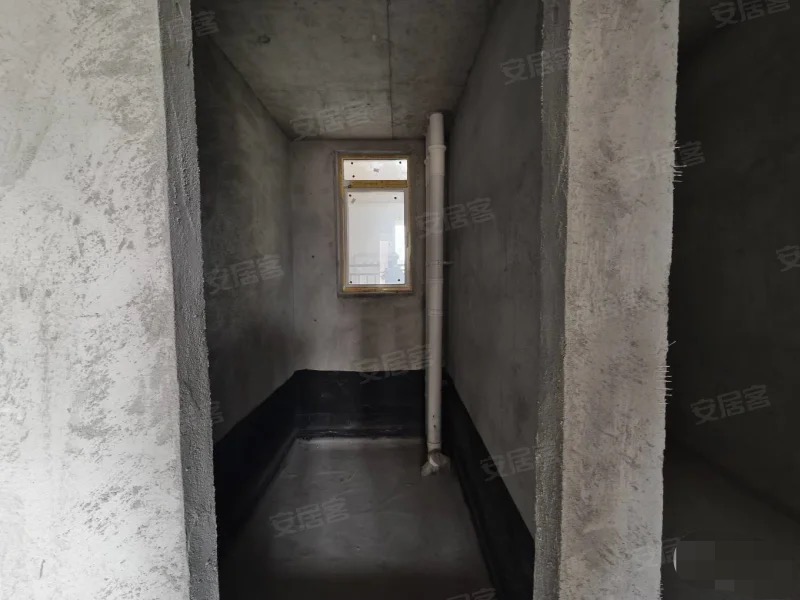 215，降价了。降价了，急售，朝阳丽景，比售楼部还便宜，单价5737，中间好楼层，毛坯两房，