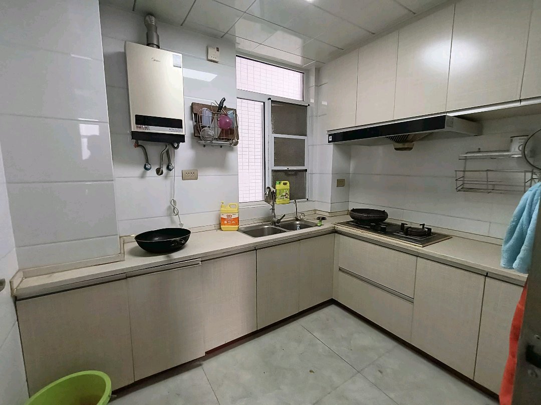 仙桃一中正对面，翰墨苑，电梯好楼层，南北通透，边户，带车位，成色新，家具家电齐全，证满二