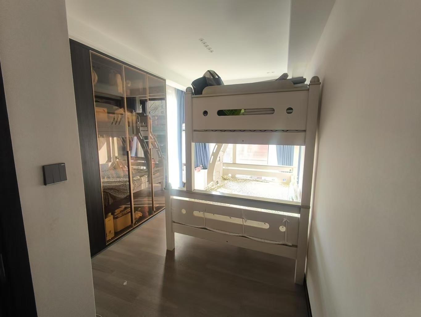 领秀城6室3厅大平层全新精装修，211平米难得的大平层洋房诚意出售！