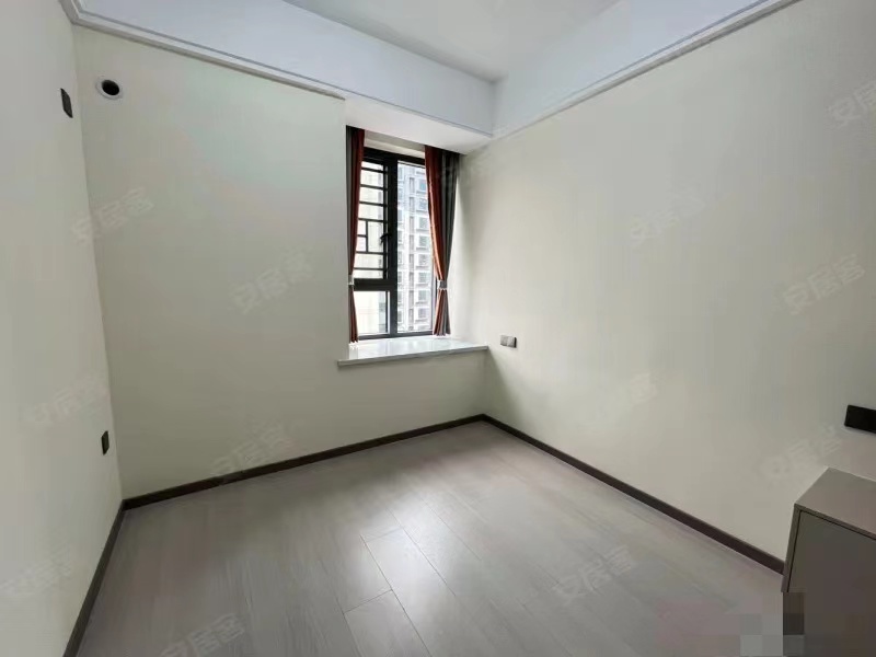 风和日丽，精装三房两卫，实验五小风和三中，全新装修，送车位，好楼层，证满二