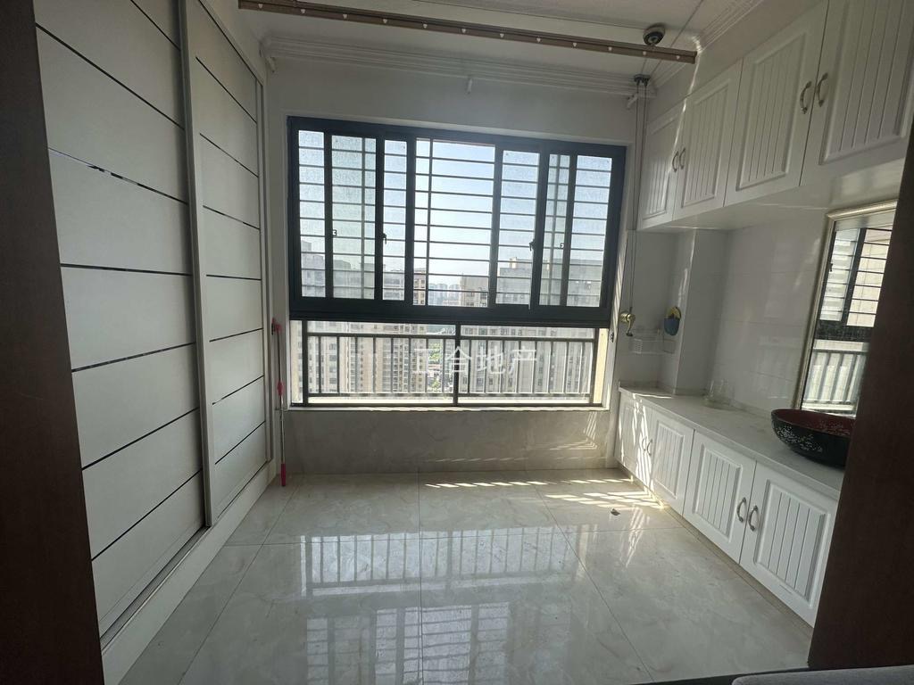 城南，元泰未来城A区，精装三房，电梯好楼层，全屋暖气片，证满二，下楼新三中