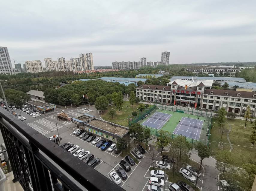 急售-绿地华庭天然氧吧，上下分层两户进出。产权面积254平米，使用面积315平米。