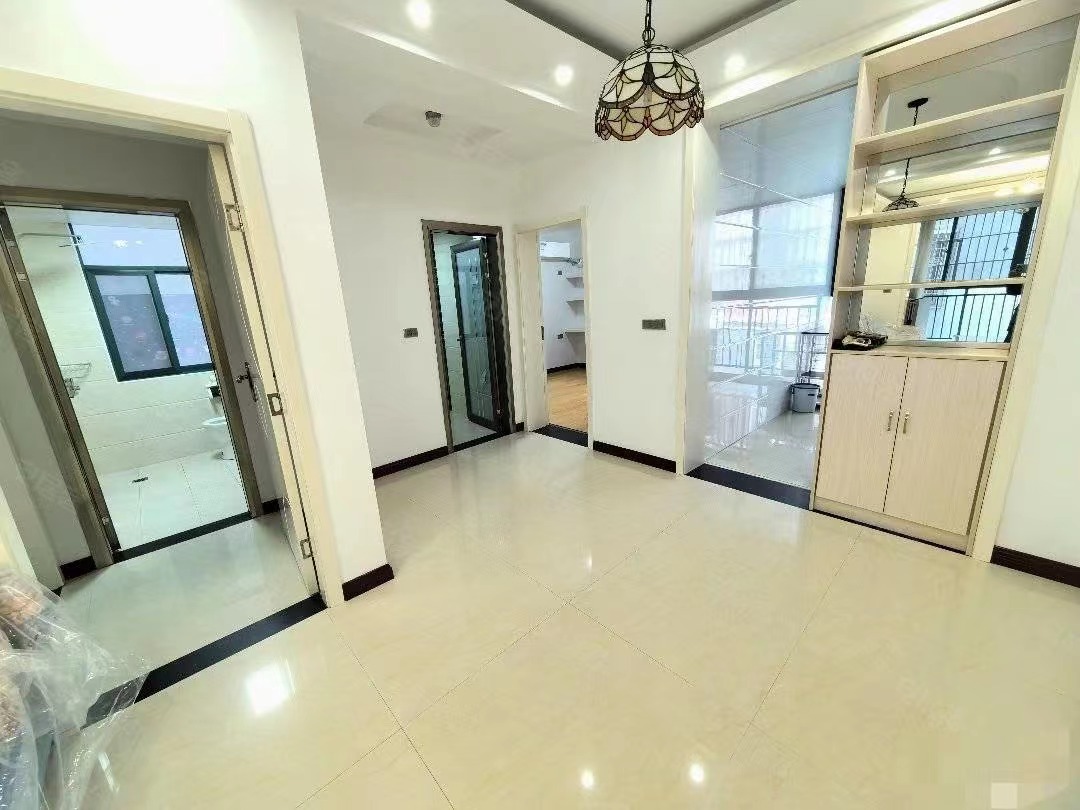 1，房东亏本出，急售，一中附近，精装两房，步梯好楼层，楼龄新，特别适合养老