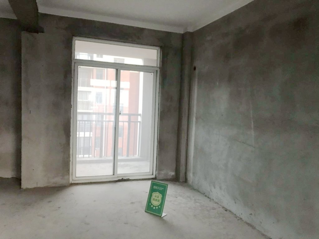 南城新区 明珠新城 毛坯小三房 证满二 电梯边户 采光很好  视野很好