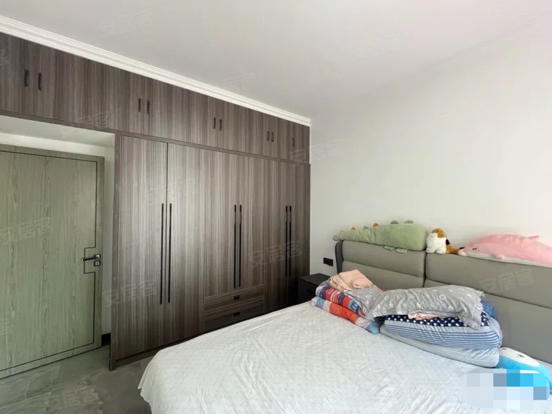 时代天骄，精装三房，电梯好楼层，出售成色新，一口价50w带车位，采光好