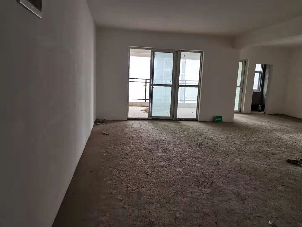 福星城，毛坯大三房，户型方正， 高中都在旁边，楼层超好！