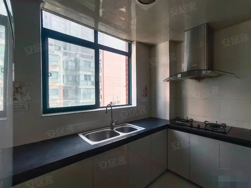 降价了，捡漏，纽芬兰旁边，电梯好楼层10楼，单价3700，精装三房，急售