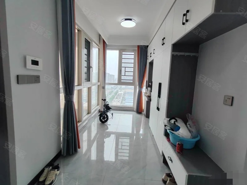 满庭春，精装三房，带入户花园，单价5000，保养成色新，证满二，诚心出售