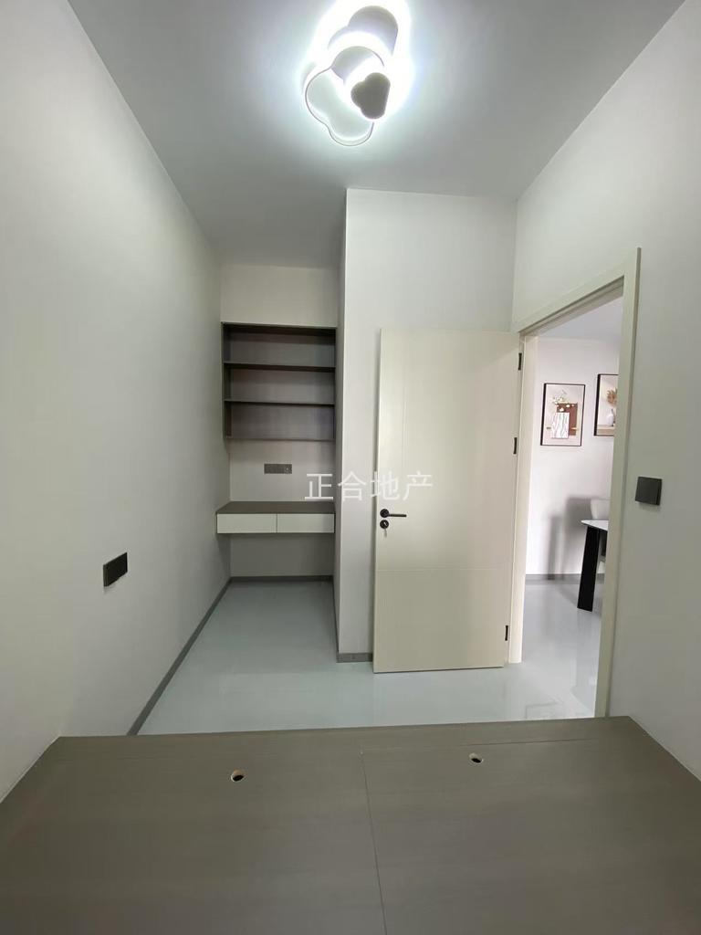 业主急售，仙桃xiao学对面，精装三房，电梯好楼层9楼，全新装修