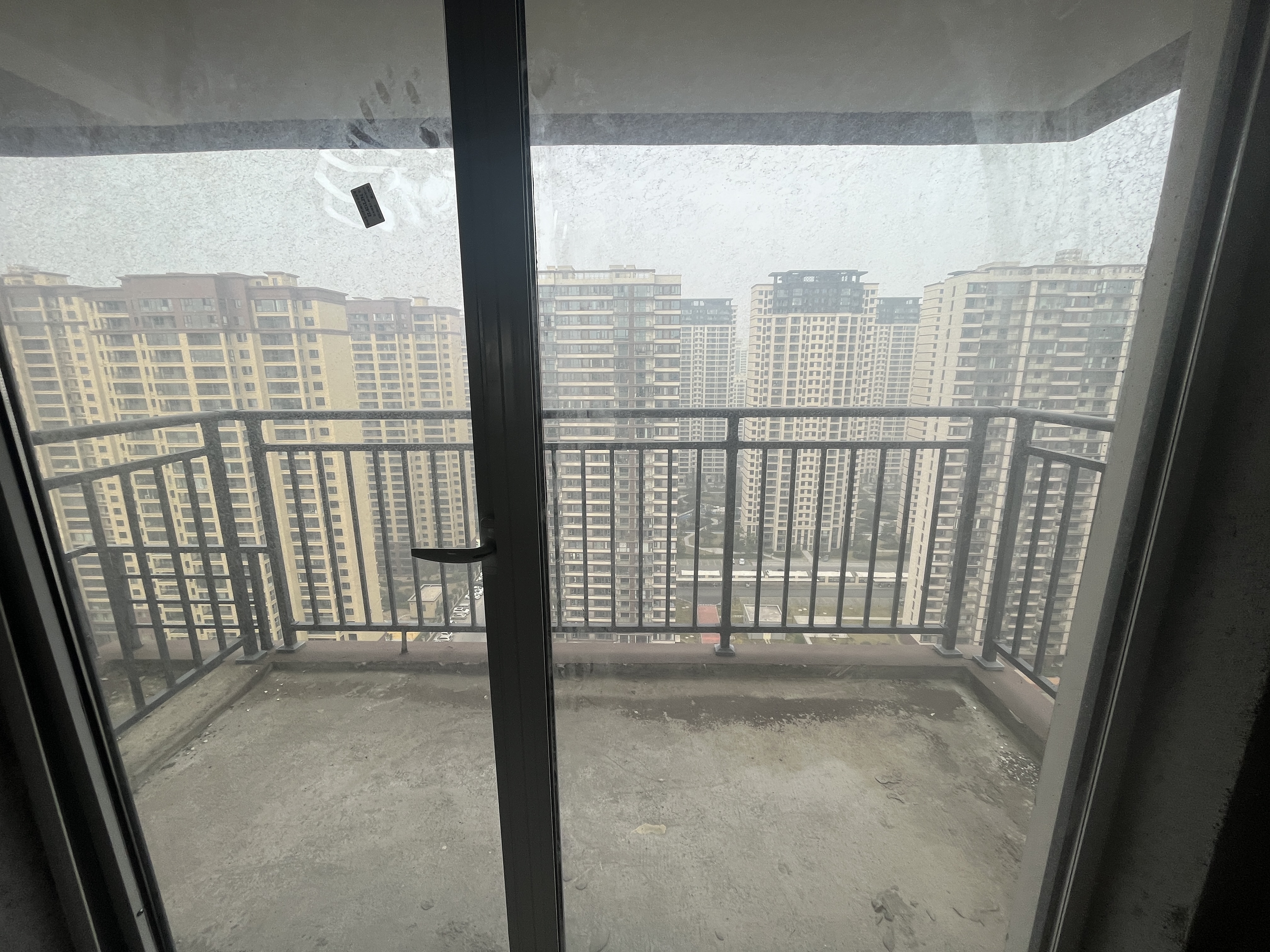 蓝天白云.毛坯三房.带车位，南北通透.看房方便