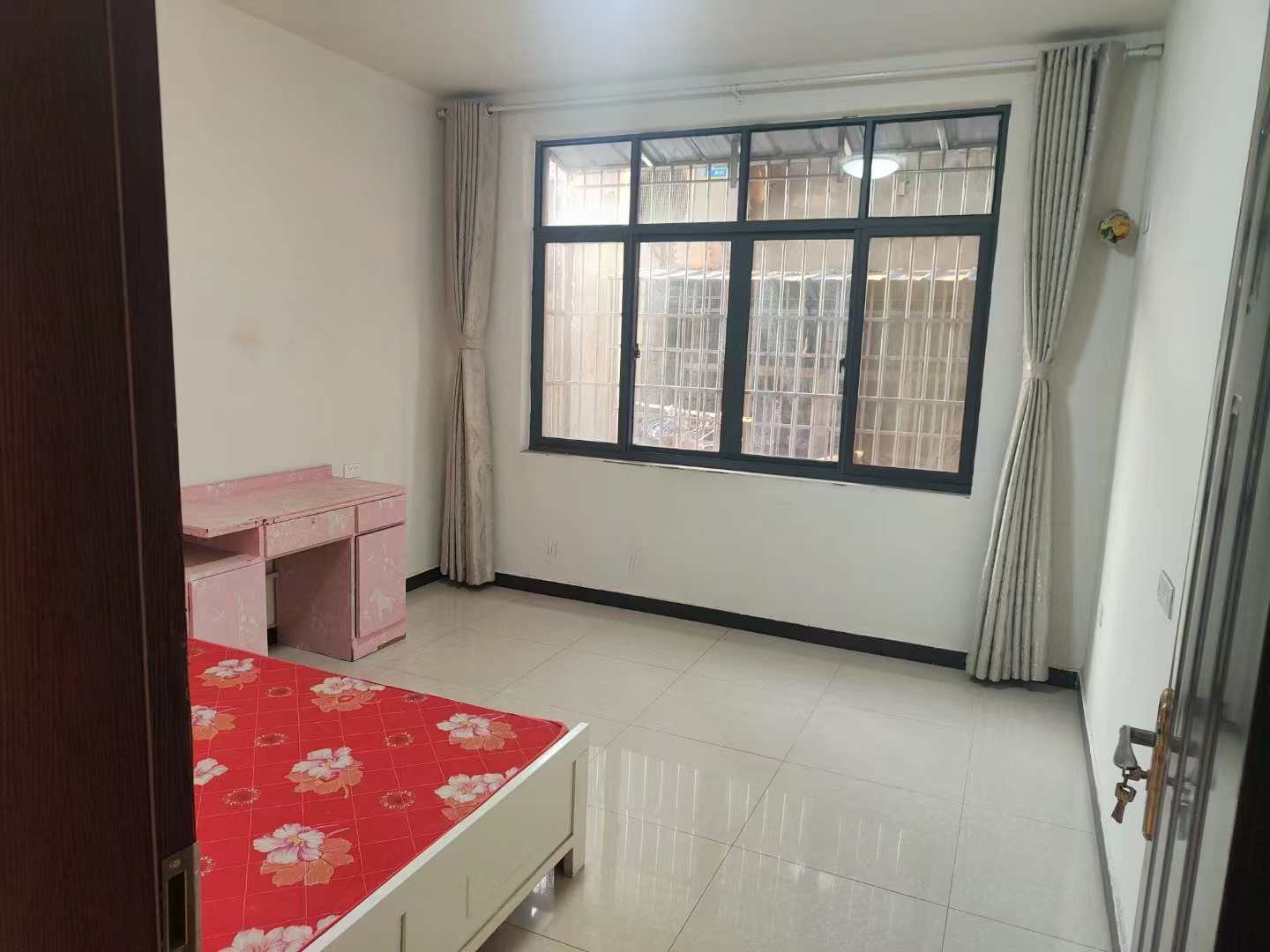 中百广场附近两室一厅出租，市衷心地段 价格美丽