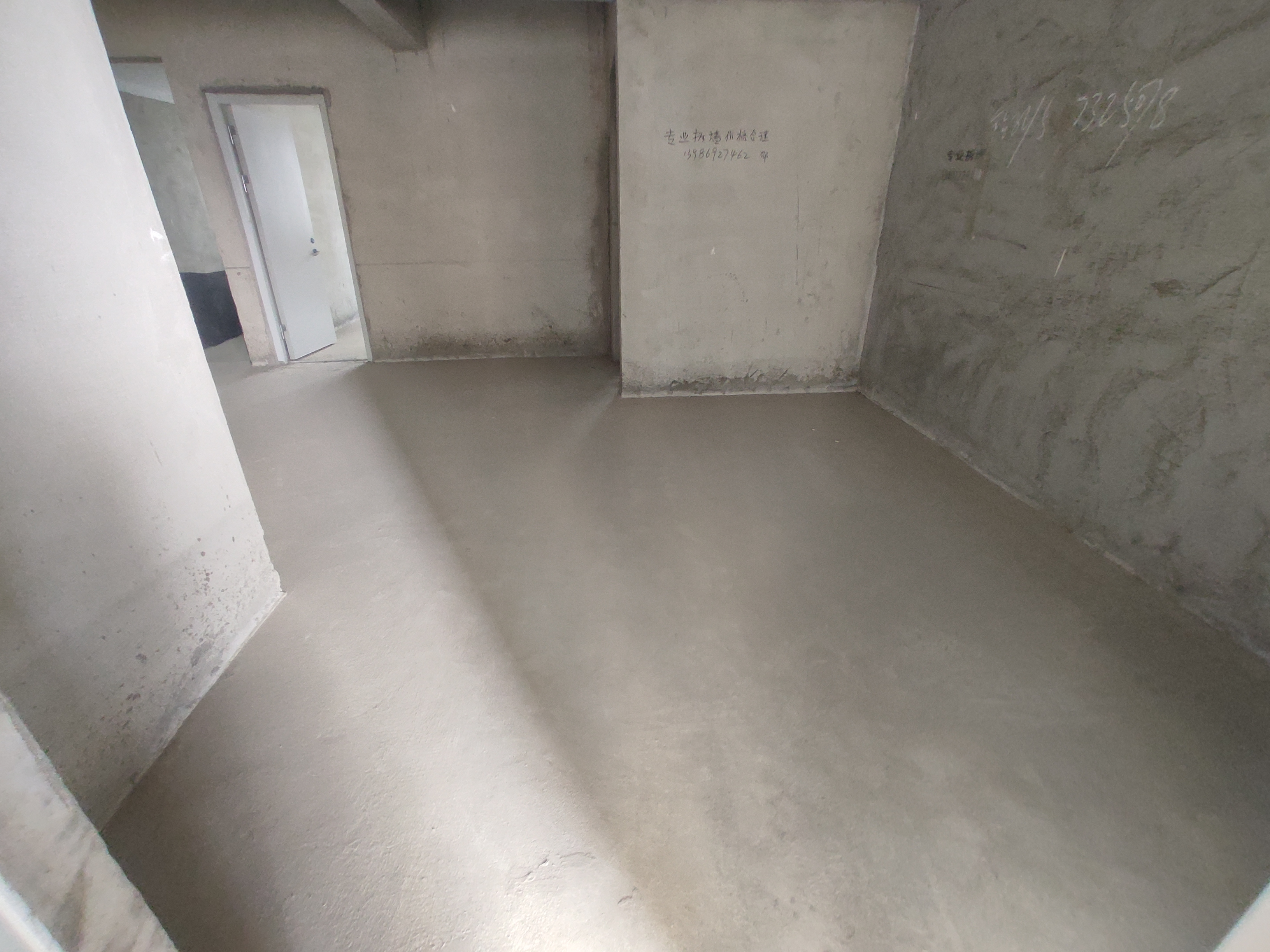 森林国际.毛坯大三房.南北双阳台.站阳台可看湖.看房方便