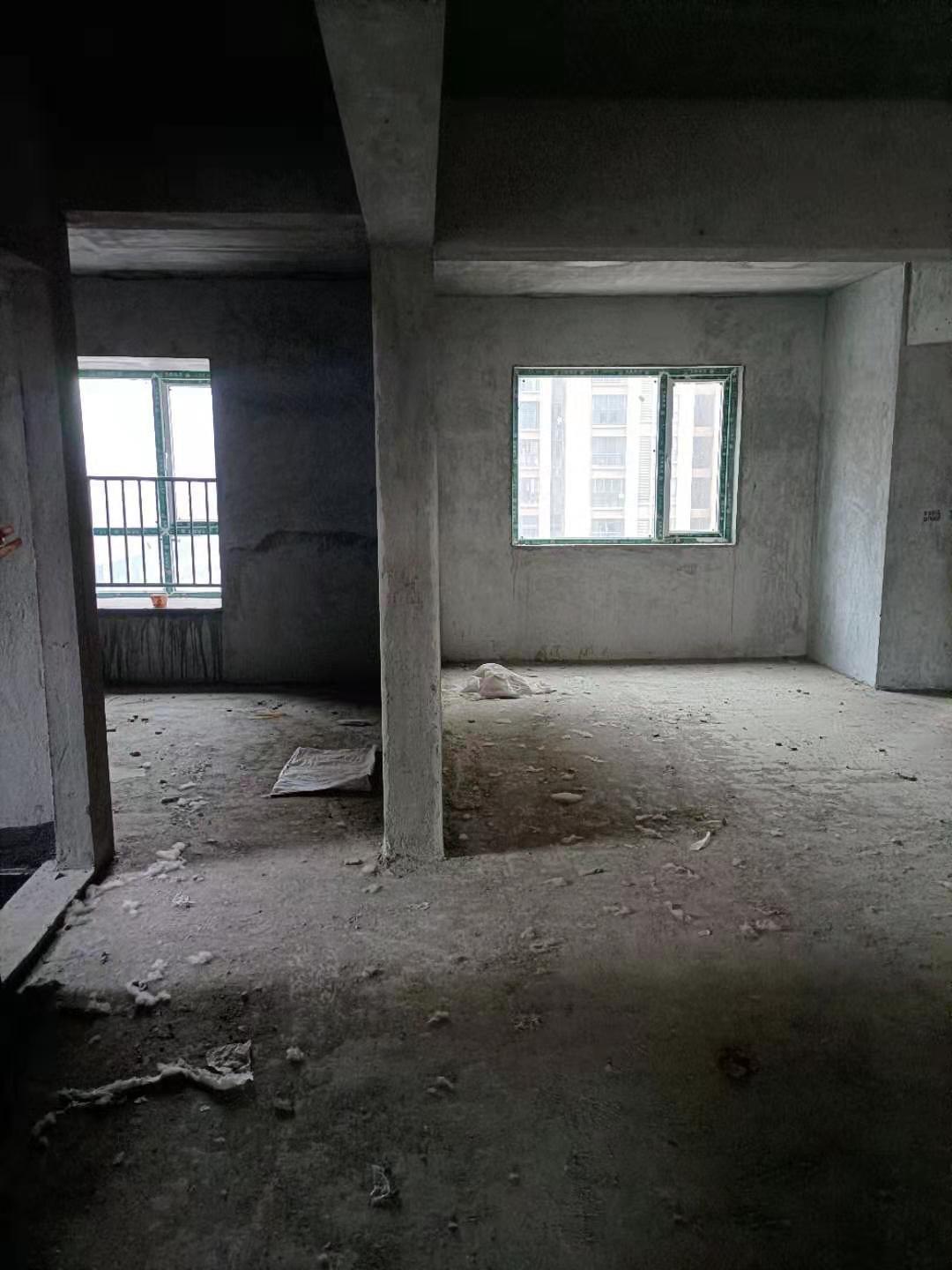 元泰未来城：新三中旁泰未来城毛坯大三房，中间楼层，税都交了，还有20万贷款