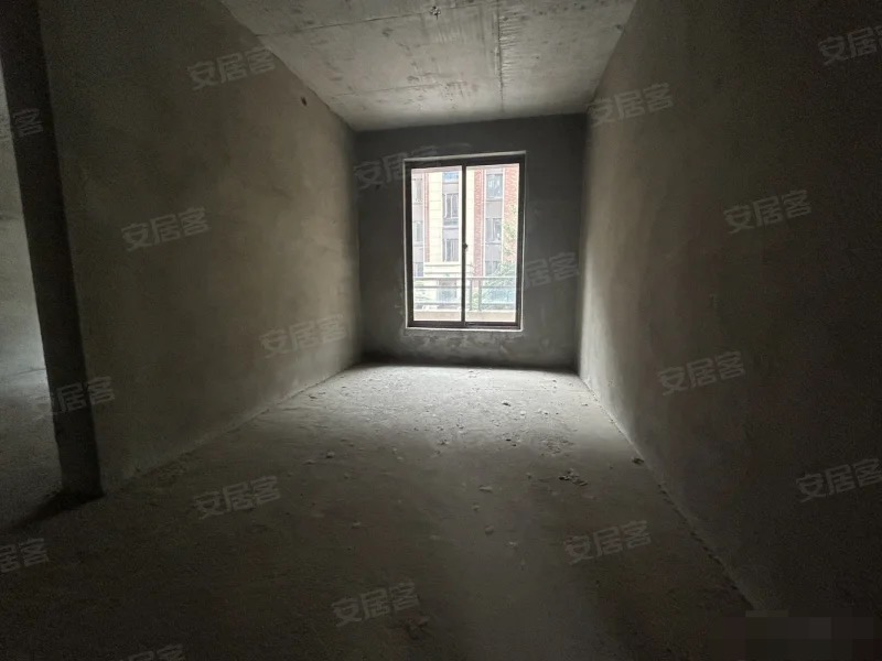 152，房东亏本诚心急售，绿地香格里拉，花园复式单价3800，快来捡漏174平，户型方正