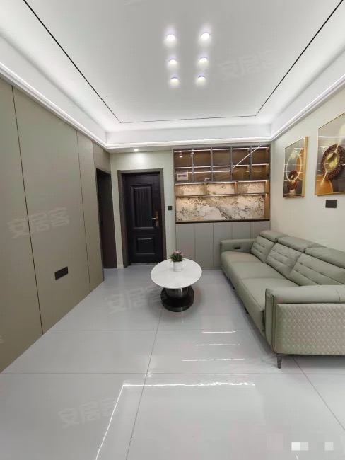 354，带50平院子，四中旁边， 步梯1楼 ，全新9.9成新，精装4房2卫 ，非常适合养老