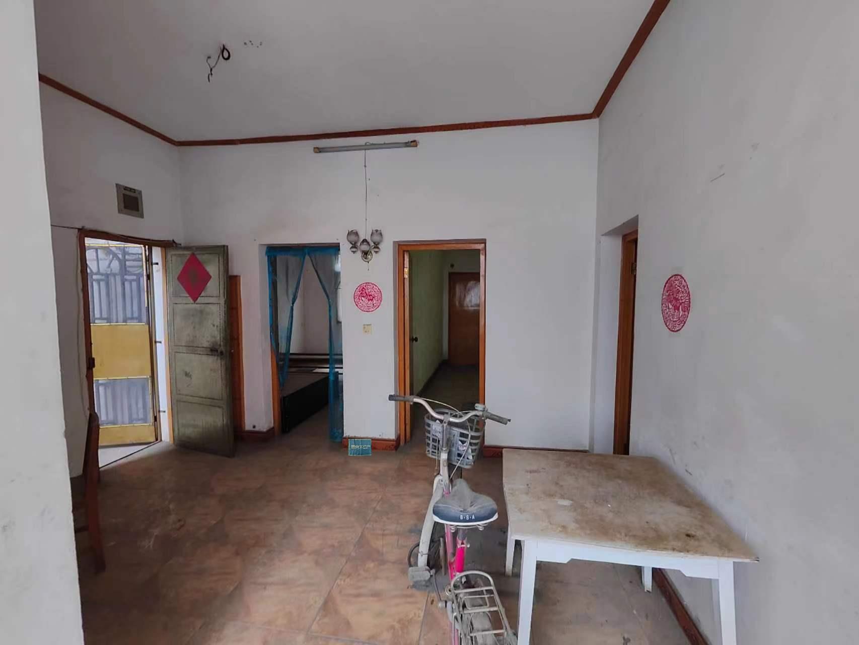 三医院旁边的步梯好楼层，只需要简单大理即可，业主诚意出售