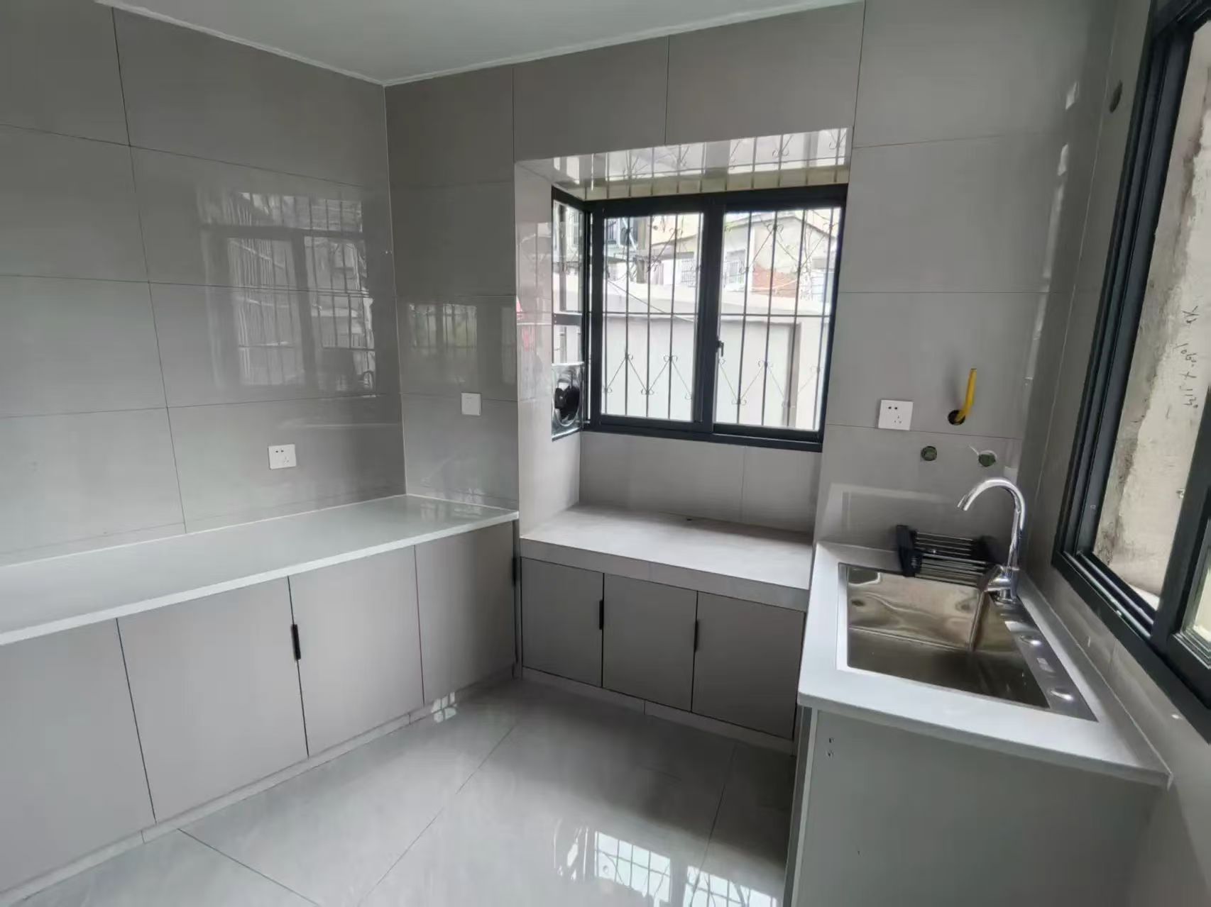 降价啦！商城旁边，步梯一楼，精装三房二卫，有证，有院子好停车