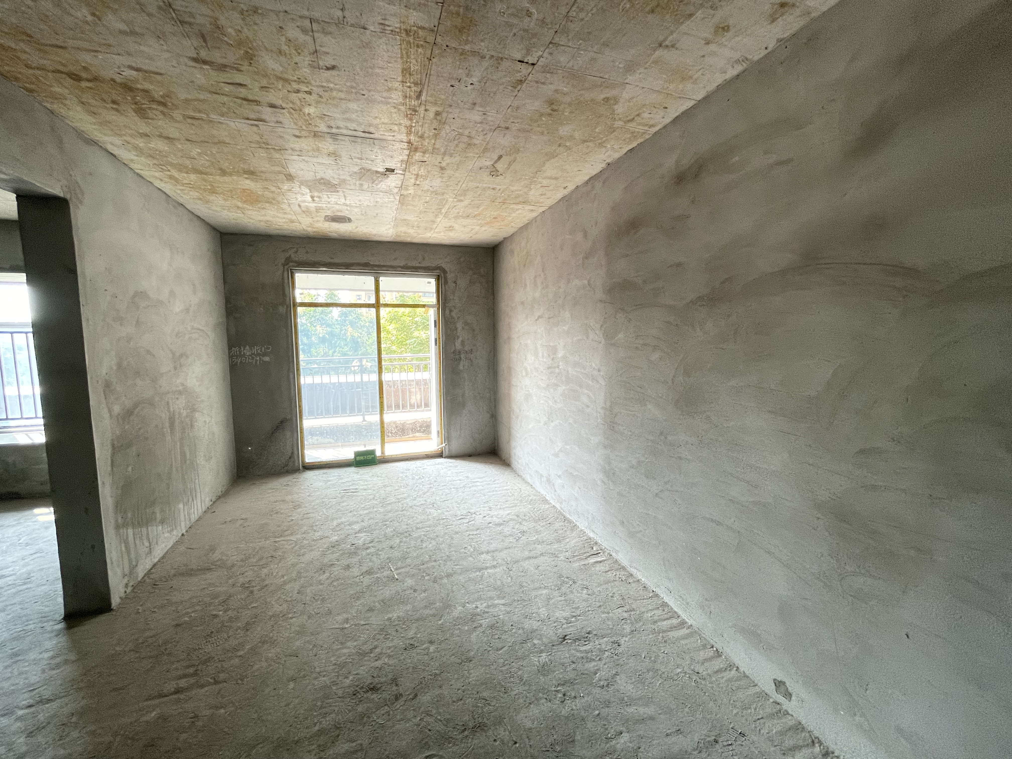 蓝天新城满二稀缺小户型两房带地下车位打包带大露台采光非常好方便看房诚心出售