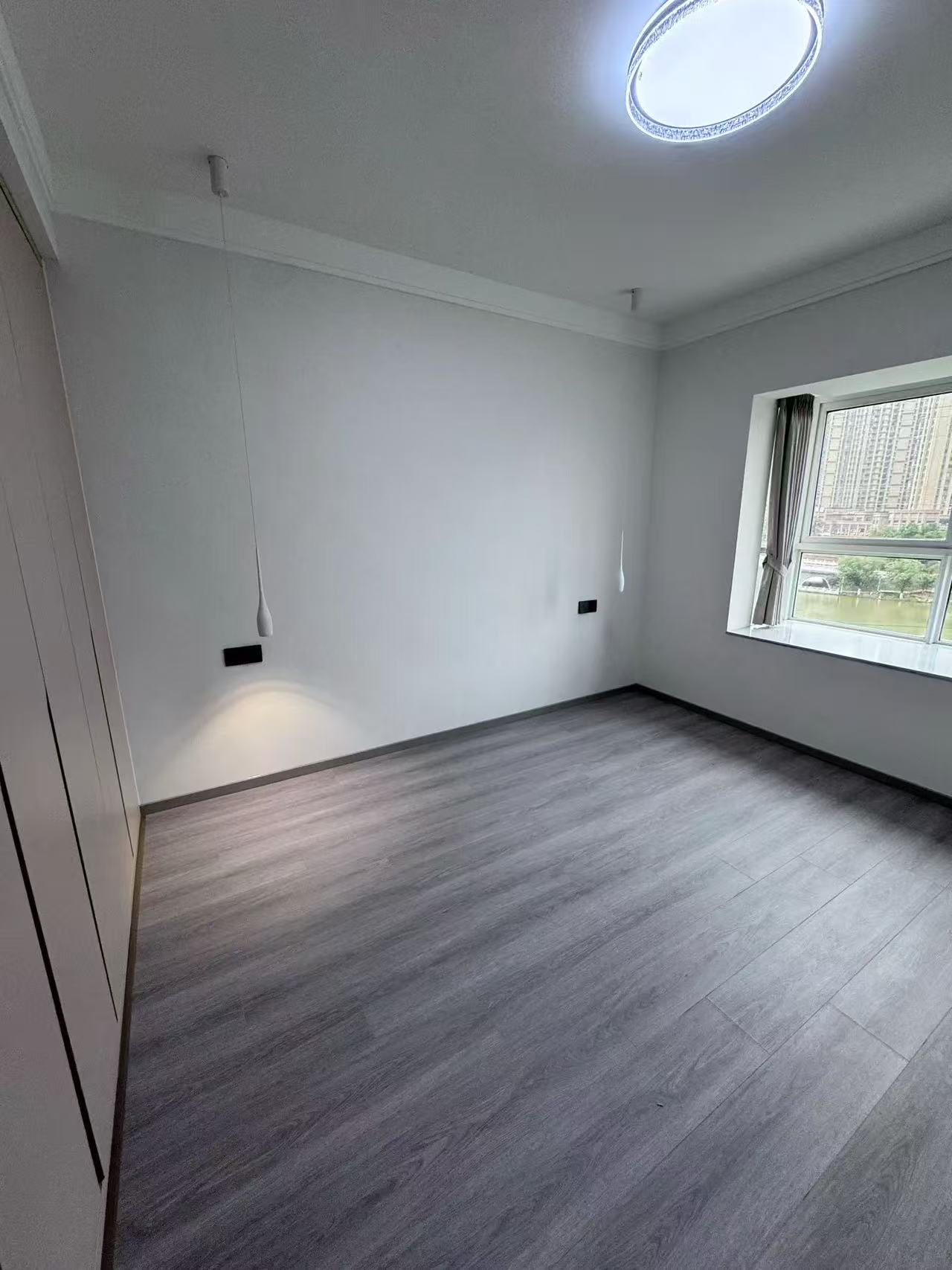 城南，城市丽景湖景房，电梯好楼层，单价5200，全新精装三房二卫，证满二