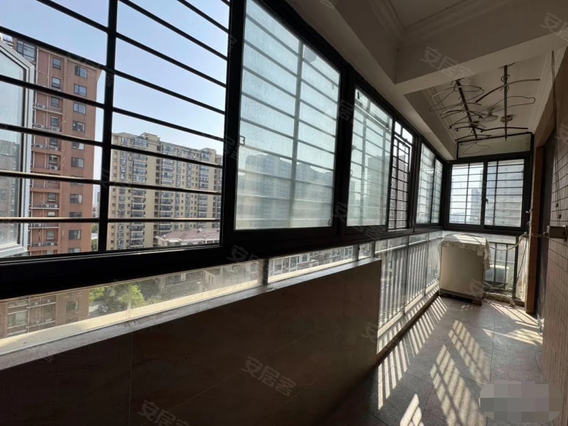 355，城西，金域城邦，边户，中间楼层10楼，精装三房（可改四房）电梯小高层，保养成色新，单价3900，