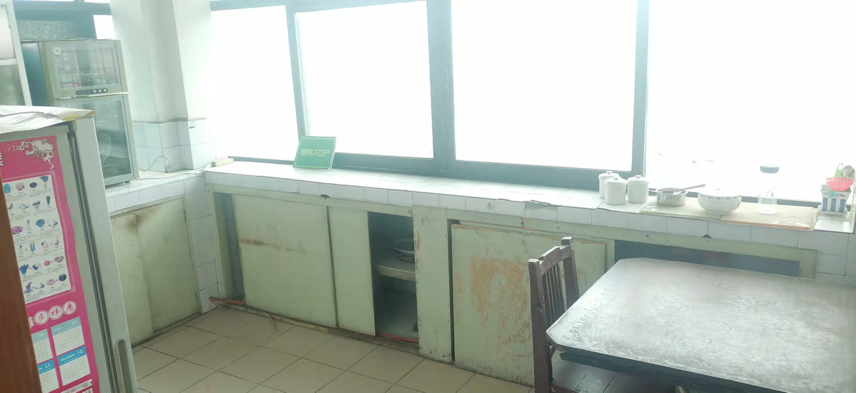 流金岁月旁步梯四楼简装三房出租