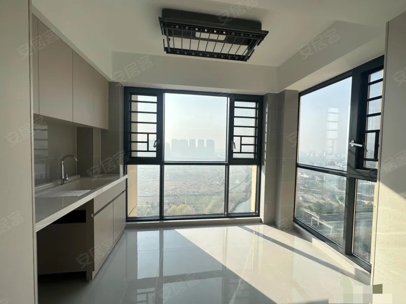 急售，亏本出，南国明珠，全新精装三房一卫，电梯19楼，视野采光好，